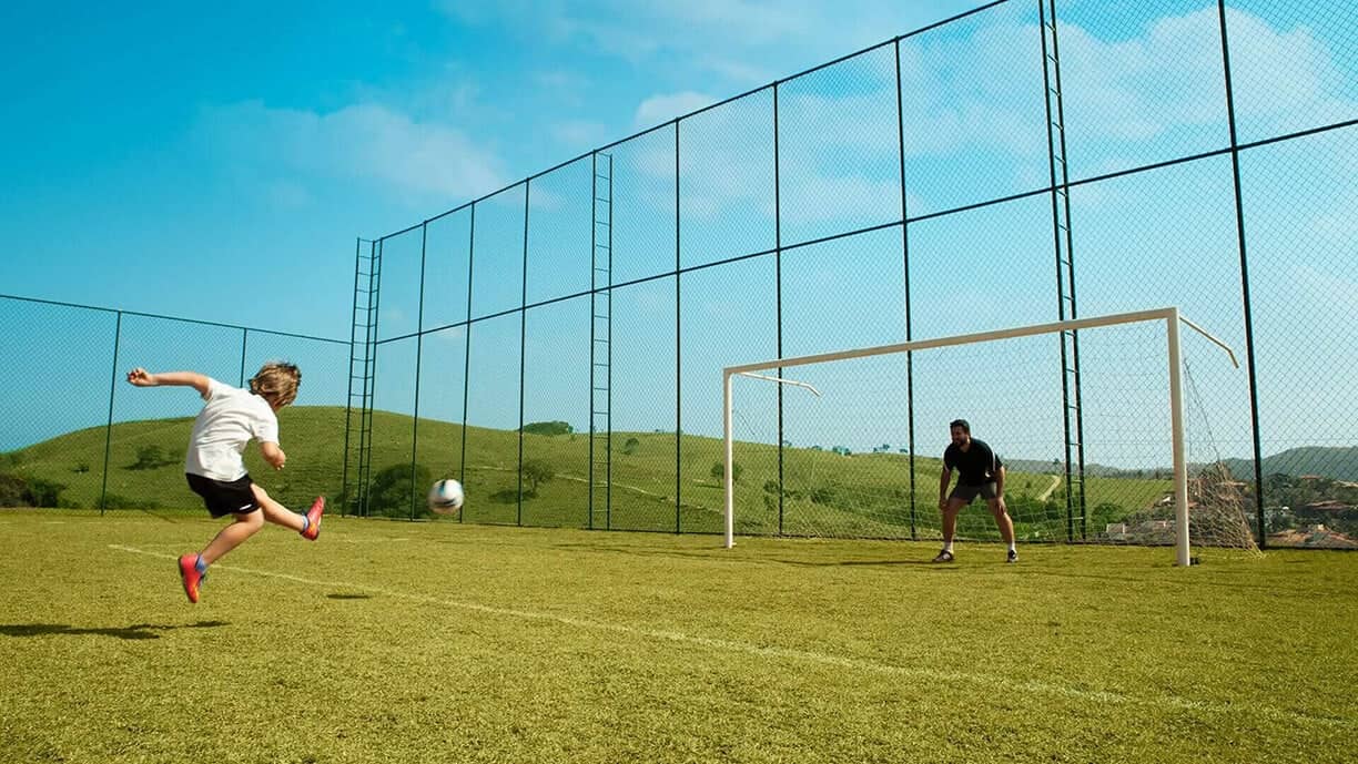 Campo de futebol com grama